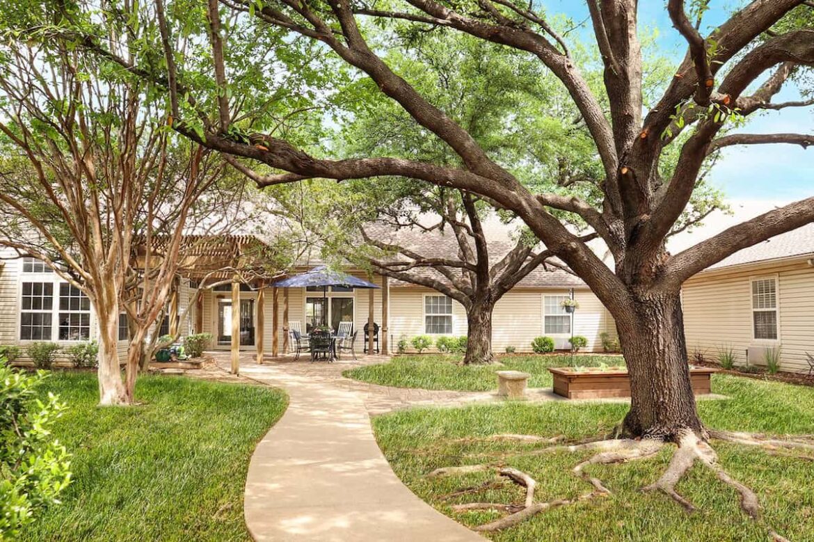 carrollton-gardens-outdoor-seating